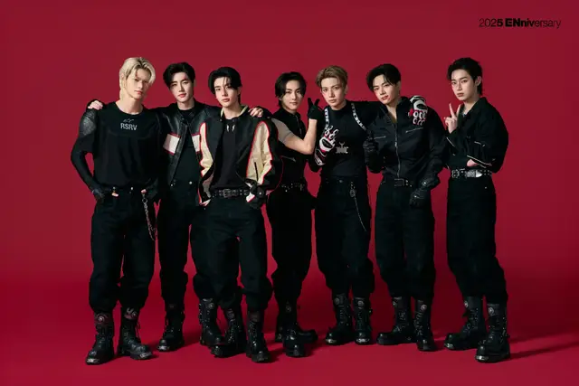 [#2025ENniversary] 🏎️ 251121 FAMILY Photo #1 오늘도 평화로운 엔하이픈 다섯 번째 가족사진 🖐 (weverse.io/enhypen/media/…) #ENHYPEN5thAnniversary #엔절 #다섯번째가족사진   