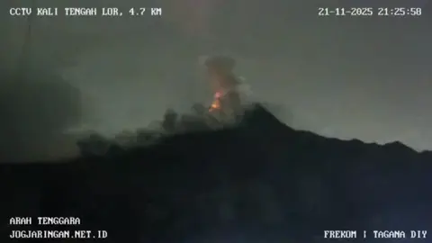 Monitor malam Hari : Jum'at Tgl.  : 21 Nov 2025  pkl. : 21:25 wib Kembali terjadi luncuran lava pijar G.Merapi yg mengarah ke barat daya , *(live frekom)* untuk jarak luncur tunggu Update BPPTKG, dengan harapan semoga semua mandali *Noted : RM Rhama* #Merapi #siaga #level lll
