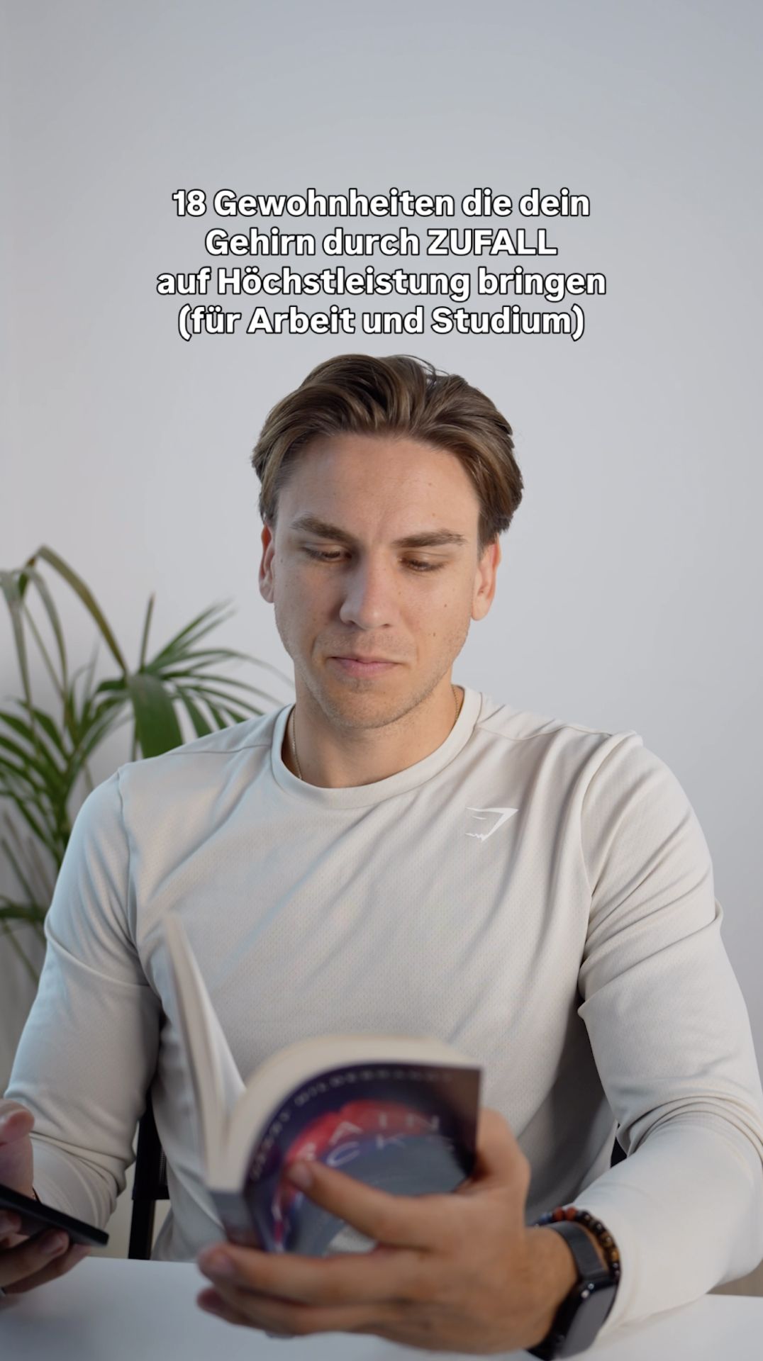 Hör auf zu hetzen. Fang an zu leben. Die meisten Menschen starten ihren Tag im Panikmodus Zu spätes Aufstehen, direkt zum Handy greifen, hetzen, und sofort schießt Dopamin & Cortisol hoch. Dein Körper denkt Stress Druck Gefahr. Aber die Wahrheit ist Dein Tag wird nicht besser, wenn du schneller wirst. Er wird besser, wenn du ruhiger wirst. Stehe 10 Minuten früher auf Beweg dich langsam Atme Mach alles bewusst, egal ob Zähneputzen oder Bettmachen. Ein ruhiges Nervensystem ist dein größter Performance-Hack.