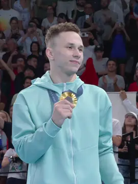 Russia’s Champion Wins Gold,but Can’t Celebrate The Heart-wrenching Silence of Paris 2024#olympics #gold #celebrity #sports #usa