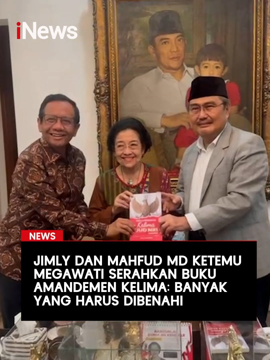 Ketua Komisi Percepatan Reformasi Polri, Jimly Asshiddiqie, menyerahkan buku barunya yang bertajuk “Menuju Perubahan Kelima Undang-Undang Dasar NRI Tahun 1945” kepada Ketua Umum PDI Perjuangan, Megawati Soekarnoputri. Buku ke-82 tersebut diserahkan Jimly langsung kepada Megawati. Dalam penyerahan itu, Jimly tampak didampingi mantan Menko Polhukam yang juga anggota Komisi Percepatan Reformasi Polri, Mahfud MD.  “Dengan ini saya persembahkan kepada Ibunda Megawati Soekarnoputri, untuk dijadikan bahan bacaan dan bahan pemikiran dalam rangka penataan kembali sistem ketatanegaraan melalui perubahan kelima Undang-Undang Dasar 1945,” kata Jimly sambil menyerahkan buku tersebut. #JimlyAsshiddiqie #MahfudMD #Megawati #ReformasiPolri #Amandemen