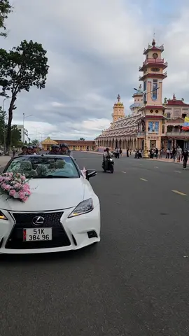 Dâu rễ quá hạnh phúc khi được mấy bạn trẻ chúc mừng. #kentweddingcar #tayninhcar 