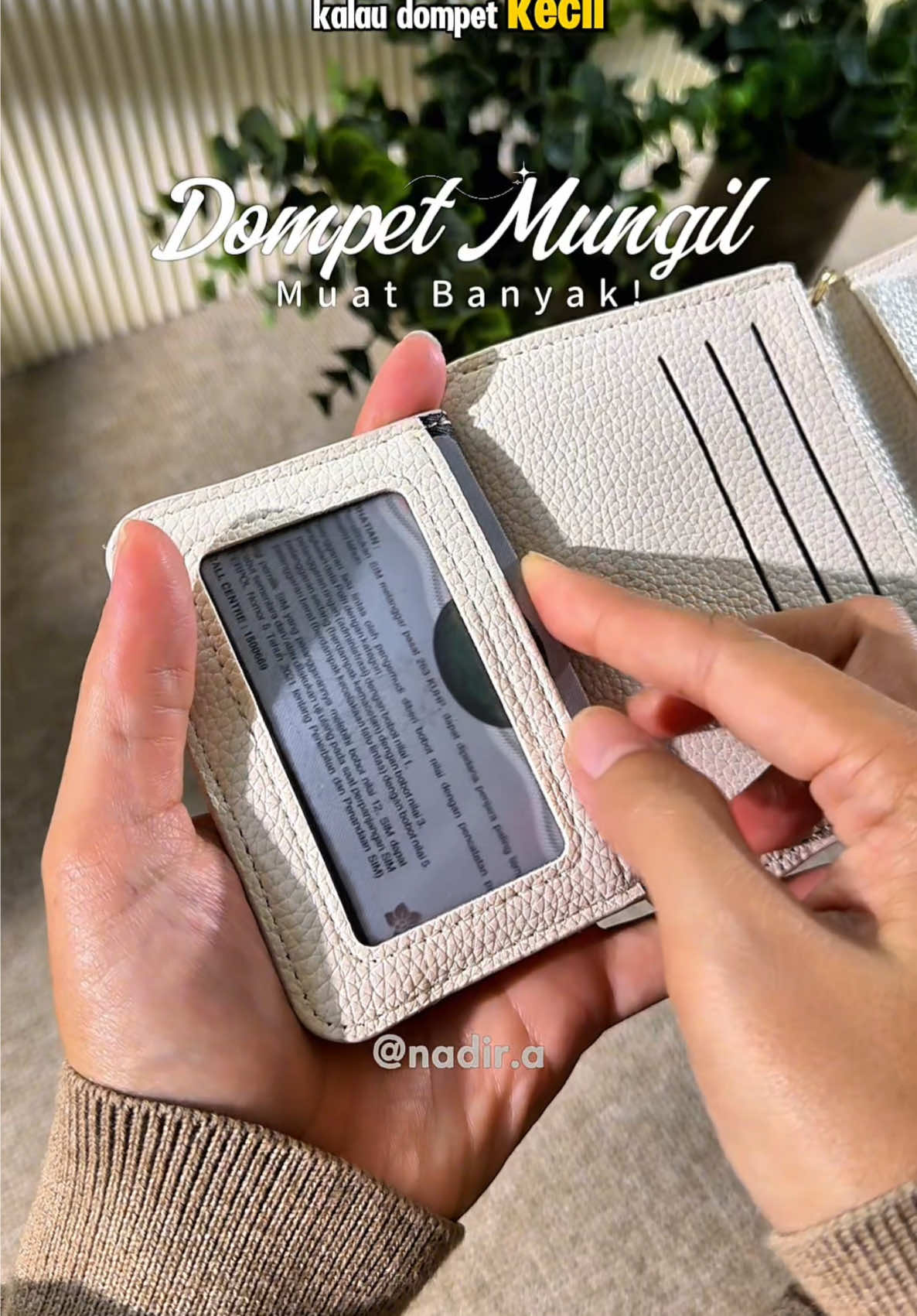 Pake yang mungl2 gini aja. Lebih simple dan muatnya juga lumayan banyak! Apalagi skrg jamannya cashless, ga perlu lagi dompet gede2. Menuh2in tas aja! Berat lagi 😅 Rekomendasi #dompet #dompetwanita #dompetmurah #dompetkorea #dompetmini 