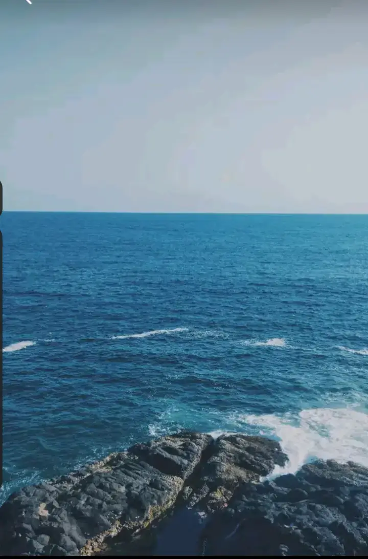 I Miss you tapi aku tidak tau harus menyampaikan ke siapa. Karena kamu, orang yang paling ingin aku hubungi saat kangen ini datang, kamu sudah bukan lagi untukku. Bukan lagi seseorang yang bisa kutanyai, 