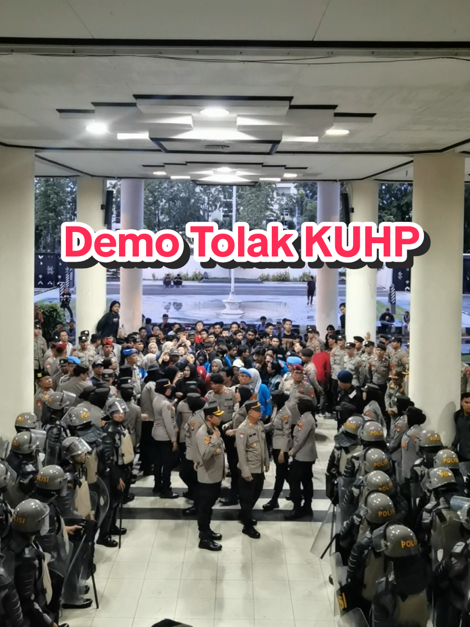 Penanganan aksi unjuk rasa mahasiswa Kalbar tolak KUHP di kantor DPRD #demo #kuhp #fypage 