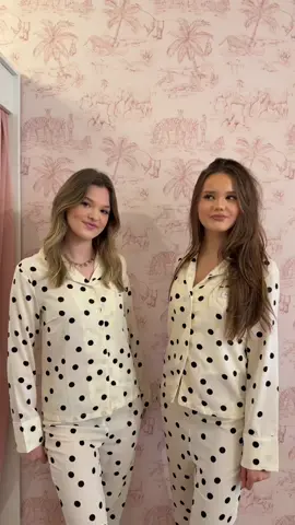 Getting ready for a party with your bestie is the best thing you can do! 🤍 #fashionomi #fashionomigirls