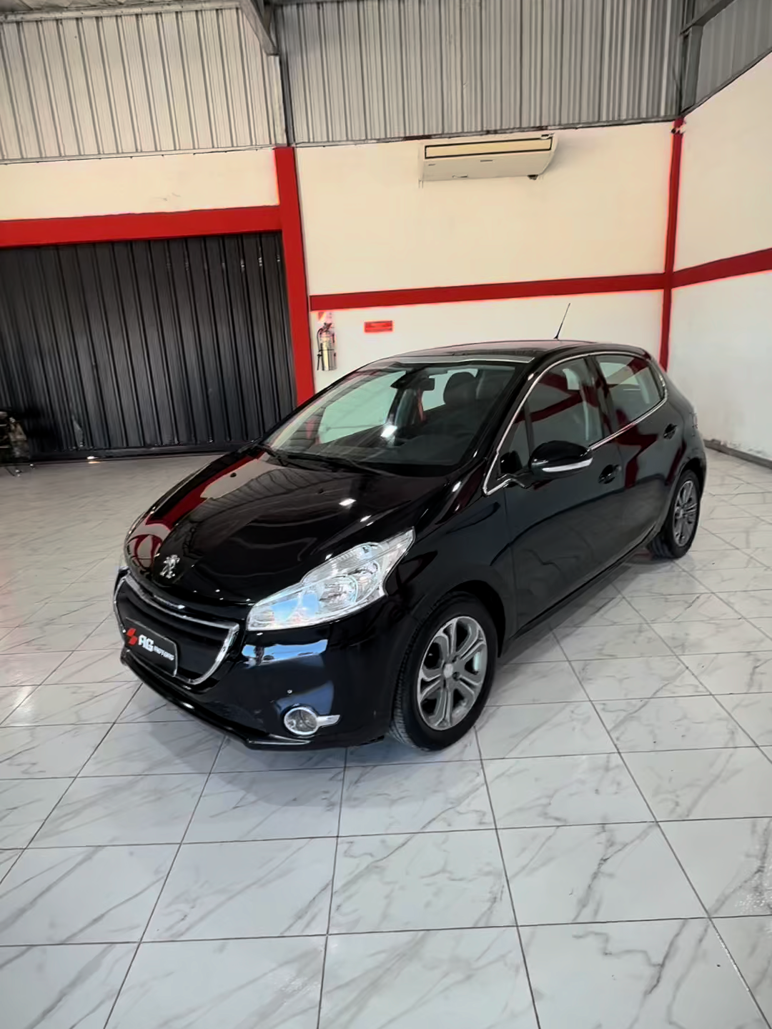 Si buscás un auto que combine estilo y equipamiento de verdad, este 208 Feline es para vos. Full LED, techo panorámico, pantalla multimedia y un manejo suave que se nota desde el primer minuto. Elegante, cómodo y con todo lo que necesitás para disfrutar cada día… el 208 Feline está listo para vos. Vení a verlo!