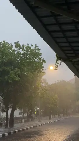 Vibes Uner Kampus B Pas Udan 🥶🥶#promomakanharian #fyppppppppppppppppppppppp #uner#trend #surabaya 