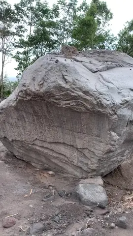 Batu dari muntahan gunung semeru,besar dan panas
