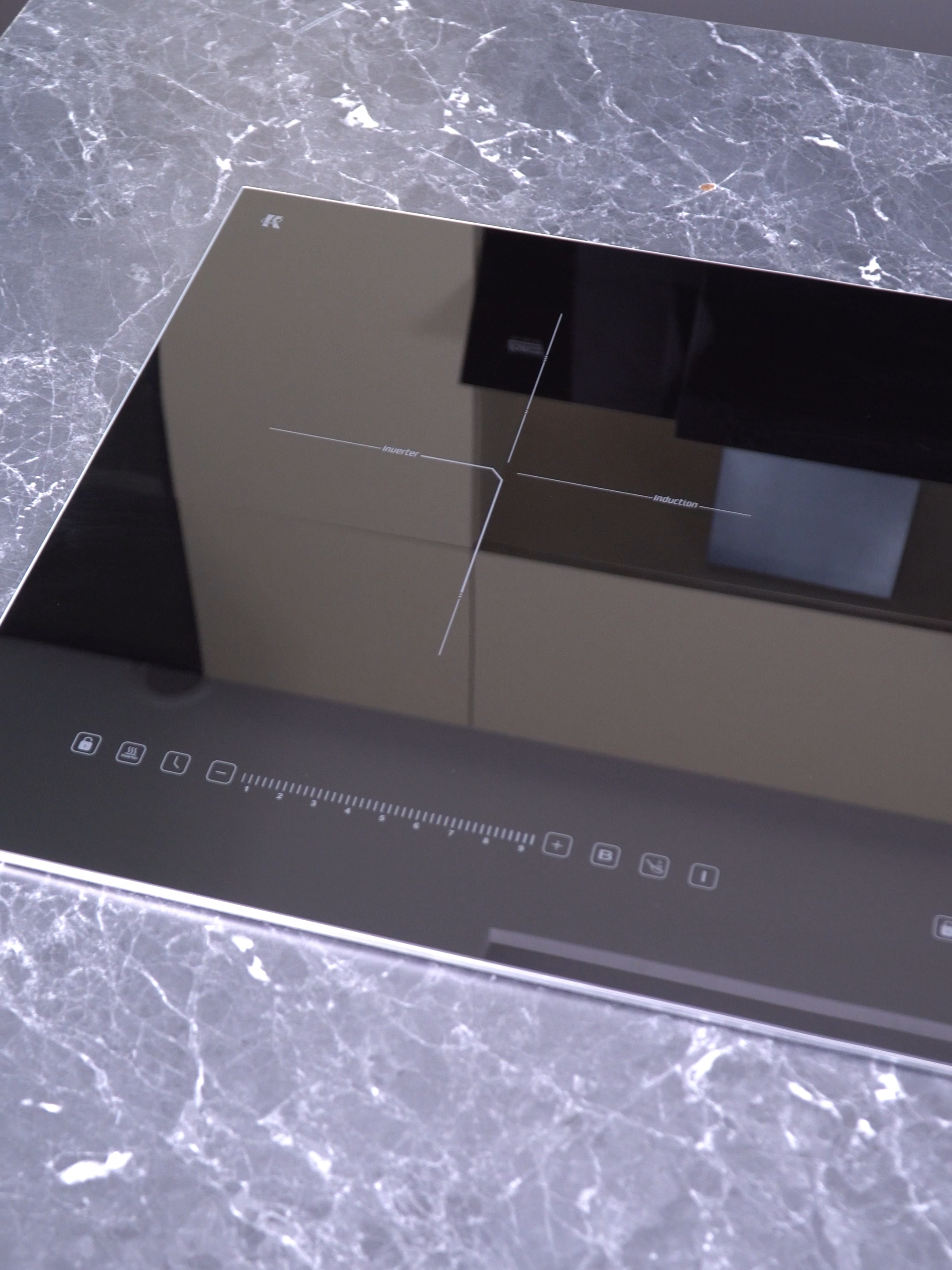 Một căn bếp hiện đại không thể thiếu một chiếc bếp từ mạnh – nhanh – an toàn. Và Lorca TA-1035 PLUS được sinh ra để làm điều đó tốt hơn mong đợi. -  Công suất 2400W cho một  bên vùng nấu, tạo trải nghiệm nấu nướng siêu tốc, nhanh chóng - Công nghệ INVERTER mới 2025 , giảm điện năng tiêu thụ lên tới 35% - Thiết kế bàn phím tối giản với thanh trượt Slider mượt mà, dễ dàng thao tác cho cả người lớn tuổi