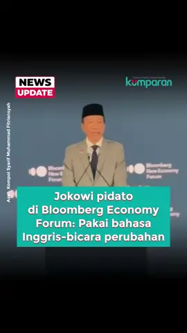 Presiden ke-7 Jokowi berpidato dalam hari terakhir Bloomberg Economy Forum di Singapura, Jumat (21/11), sebagai salah satu Dewan Penasihat Bloomberg. Berjas abu dan berpeci hitam, Jokowi menyampaikan pidato berbahasa Inggris yang dibuka dengan refleksi tentang perubahan sejak dirinya menjadi Presiden RI pada 2014. Jokowi menegaskan bahwa pembangunan infrastruktur serta digitalisasi selama 10 tahun kepemimpinannya menjadi fondasi utama untuk pertumbuhan ekonomi Indonesia. Ia menyebut infrastruktur penting untuk konektivitas, integrasi teknologi, dan menjadi dasar ekonomi kecerdasan. Dalam pidatonya, Jokowi menyinggung masuknya dunia ke era ekonomi kecerdasan imbas artificial intelligence. Ia menolak anggapan bahwa peluang kerja akan hilang karena AI, dan justru percaya pekerjaan baru akan muncul jika masyarakat dibekali literasi digital seperti AI, coding, algoritma, dan pembelajaran mesin. Jokowi juga menyoroti pesatnya perkembangan startup di Asia Tenggara dan menyebut unicorn berikutnya bisa muncul dari kota-kota seperti Jakarta, Singapura, Bangkok, Kuala Lumpur, Manila, atau Hanoi. Ia menutup pidato dengan menegaskan bahwa transformasi Indonesia masih berlanjut dengan keberanian, inovasi, dan kolaborasi global, serta memprediksi akan hadir revolusi robotik manusia dan revolusi AI dalam 5 hingga 15 tahun ke depan. 📸: Dok. Kompol Syarif Muhammad Fitriansyah. Follow WhatsApp Channel kumparan untuk dapat Informasi terpercaya dikirim langsung ke WhatsApp kamu. Ketik kum.pr/WAchannel di browser kamu sekarang, agar bisa share informasi tanpa ragu.  #newsupdate #update #news #svt #jokowi #pidato #bloombergeconomyforum #infrastruktur #pembangunan #inovasi #ekonomikecerdasan #info #infoterkini #berita #beritaterkini #bicarafaktalewatberita #kumparan 