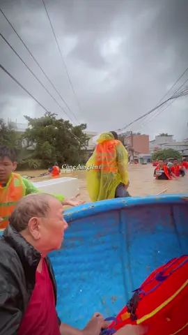 Nha Trang lũ kéo về không kịp trở tay mn ạ. Lần đầu tiên nhà mình ngập nửa nhà, đi xuống xíu nữa có người còn ngập hết phải trèo lên cả mái. Người già trẻ nhỏ cầu cứu khắp nơi… May là người dân nơi đây mạnh mẽ giúp đỡ lẫn nhau vượt qua trận lụt này. #nhatrang 