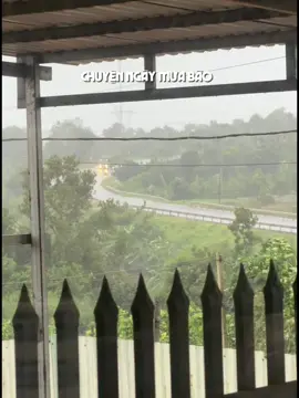 Hồi đó còn nhỏ, ngốc nghếch mong những trận bão để được nghỉ học. Lớn rồi mới thấm, với người lớn… bão là nỗi sợ mà họ không bao giờ dám nói lớn thành lời.