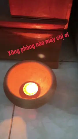Bếp xông đèn cầy hay than điều rất ok ạ. Nhưng e thấy than sẽ thơm hơn rất nhiều ạ 😍😍. Chỉ cần 1 miếng khóm thơm cả phòng ạ! 