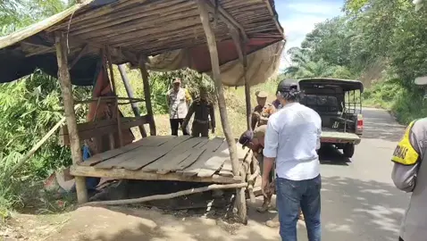 Pembongkaran Pos TPR di Jalan Lintas Curup-Lubuklinggau #jalanlintas #rejanglebong #binduriang #sindangkelingi #polresrejanglebong