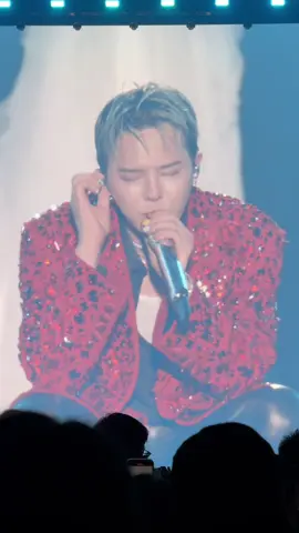 Khoảnh khắc anh cất lên bài hát của cả nhóm là bao nhiêu kí ức lại ùa về. Mình hiểu anh đã và đang cố gắng rất nhiều, anh chân trọng mọi thứ đến nhường nào. Thật mong chờ cho concert năm tới của các anh 💛 #GD #BigBang  #VIP 