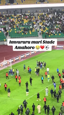 Iyo umwarabu yatsinzwe, uburakari buvamo kurwana 😭 Abakinnyi ba Mc Alger yashatse gukubita Jean Claude Girumugisha wa Al Hilal  #foryou #foryoupage #viral #tiktok #viraltiktok #fyp #alhilaledit #mcalger #football #cafchampionsleague #africantiktok #chaos 