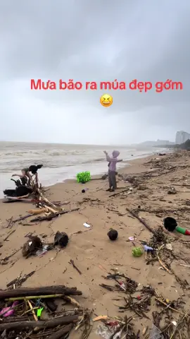 Mưa gió tây đi biển múa pha lê 🤣 #múa #nhatrang #nhacnaychillphet #múacổtrang 