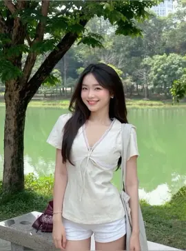 Trời ơi, hôm nay tui diện cái set đồ này đi dạo công viên mà thoải mái và xinh xắn gì đâu luôn á mấy nàng! ✨ Em áo kiểu màu kem nhẹ nhàng, có phần ren viền cổ và dây rút tạo điểm nhấn siêu ngọt ngào, giúp khoe khéo vòng eo thon gọn! Chất vải mát mẻ, mặc lên người nhẹ tênh, cực kì hợp với mùa hè luôn nha! Tui mix cùng chiếc quần short trắng basic, vừa trẻ trung vừa năng động mà vẫn giữ được nét nữ tính. Set đồ này vừa dễ mặc, dễ di chuyển, lại còn cực kỳ 