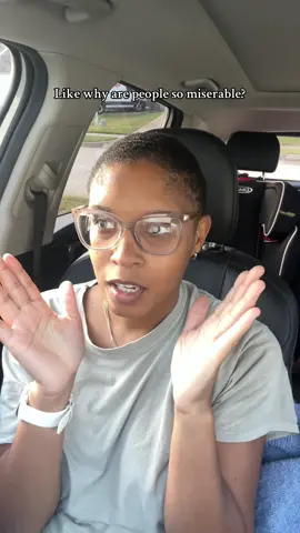 The girls really do not be for the girls 🤨🙄 #marathons #runtok #runtokcommunity #runinfluencer #runnergirls 