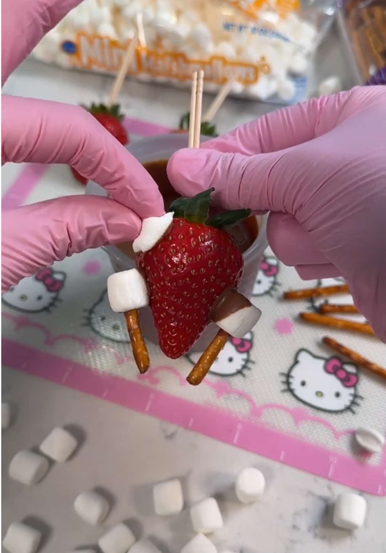 Turkey Strawberries 🦃 🍫 Sweet Shoppe Milk Melting Wafers mixed with Milk Deluxe European Melting Wafers @Stover & Company (LOVE this combination! 🤩) . . . 🏷️ #turkeystrawberries #dippedstrawberries #treatmaker #chocolatecoveredstrawberries #holidays 