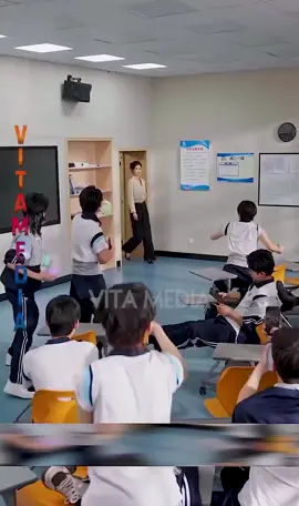 Cả đám học sinh bất trị cho tới khi cô giáo xinh đẹp lên lớp thì trở nên ngoan ngoãn