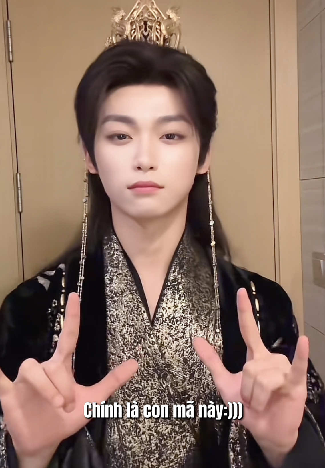 Livestream hôm 20/5/2025…Có vẻ bệ hạ vô cùng chim ưng cái tạo hình này, thích ơi là thích nên về đến phòng khách sạn rồi cũng không nỡ tẩy trang, để lại còn ngắm lâu hơn chút, đang live mà tự dưng thấy mình soái khí ngời ngời đẹp trai ứ chịu được nên phải bỏ thần dân ở lại chạy lẹ đi quay một video tóp tóp nhạc giựt giựt đăng lun cho nóng:)))) #梓渝 #郑朋 #TửDu #Ziyu #Viral 