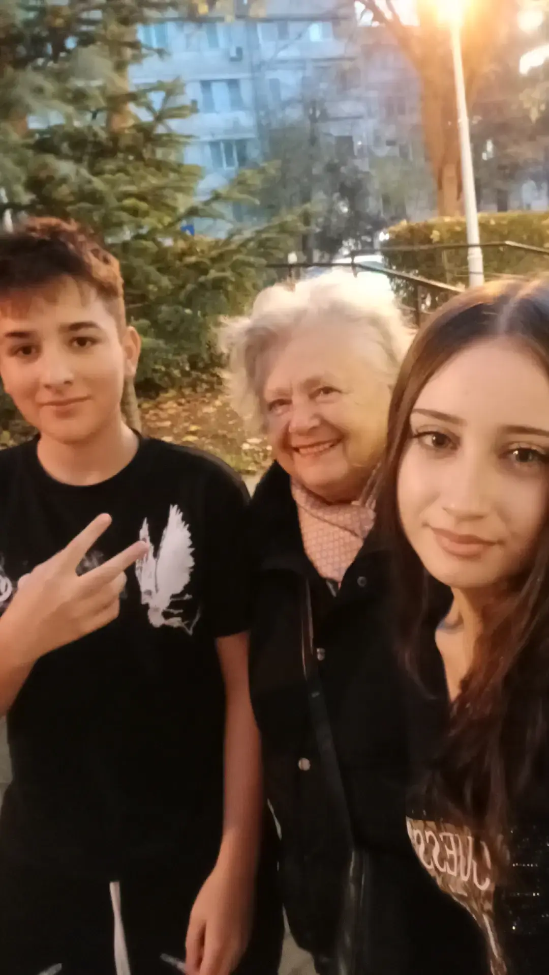 in fiecare seara la ora 17 in fata liceului