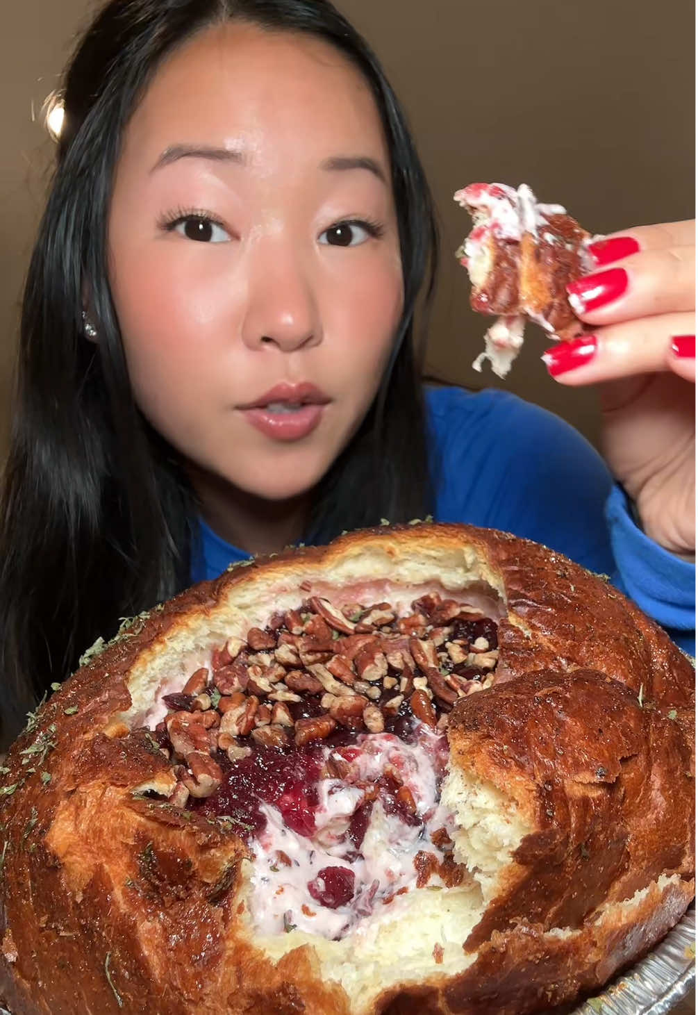 the holidays = cute AND yummy appetizers to bring to the party 🥰🤤 @KING’S HAWAIIAN @Philly Cream Cheese @Ocean Spray Inc. #appetizers #breadbowl #cranberrybrie #creamcheese #viralfood 