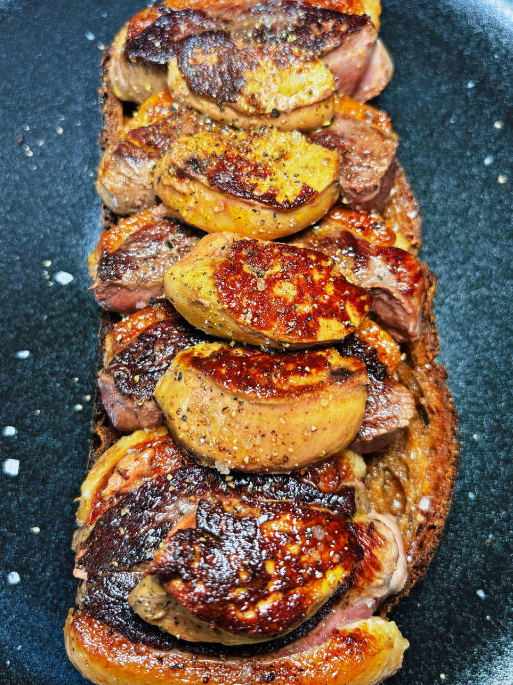 Magret de canard Rossini !! 🦆🎄 Ingrédients pour 4 personnes :  - 2 magrets de canard  - 1/2 lobe de foie gras cru  - 1 Belle tranche de pain de campagne  - Fleur de sel, poivre  - Armagnac  La sauce :  - La peau d’une orange entière  - 15 cl de vinaigre balsamique  - 1 cuillère de miel  - 3 louches de jus de canard  #fyp #FoodTok #recette #foiegras #noel 