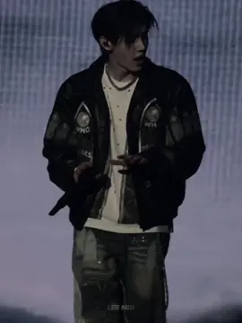 SHORT POV  PARK SUNGHOON ជាម្ចាស់ក្រុមហ៊ុនទឹកអប់ល្បីមួយនៅប្រទេសកូរ៉េអ្នកណាៗក៏ស្គាល់ក្រុមហ៊ុននាយកម្លោះដែរគ្រាន់តែលឺឈ្មោះក្រុមហ៊ុនរបស់នាយកម្លោះក៏មានគេចង់សហការជាមួយដែរ ទាល់ត្រង់តែម្យ៉ាងនាយកម្លោះម្នាក់នេះមុខងាប់ មិនចេះញញឹមដាក់អ្នកណាគេឡើយ គឺនាយកម្លោះជាមនុស្សដែរផ្តាច់ការមិនចូលចិត្តប៉ះស្រីណាផ្តេសផ្តាសនោះទេឲតែស្រីណាព្យាយាមមកឲដៃនាយកម្លោះដឹងតែនាយកម្លោះគម្រាងយកទៅសម្លាប់ចោលទើបគ្មានស្រីណាចង់មករវល់ជាមួយនាយឡើយ ! Y/N ជាជំនួយការរបស់នាយកម្លោះប៉ុន្តែសូម្បីតែY/N នាងក៏មិនចូលចិត្តចៅហ្វាយនាយរបស់ខ្លួនដែរព្រោះ sunghoon នាយជាមនុស្សមិនចូលចិត្តឲអ្នកណាមករញ៉ែរញ៉ៃជាមួយខ្លួនច្រើនទើបបានជាកញ្ញាY/Nនាងមិនសូវជាចូលចិត្ត. ជំនិត : អ្នកនាង Y/N លោកប្រធានឲខ្ញុំមកប្រាប់ថាឲទៅជួបគាត់នៅក្នុង Office ឥឡូវនេះបាទ Y/N : អរ ចាសខ្ញុំនិងប្រញ៉ាប់ទៅឥឡូវនេះ នាងក៏ប្រញ៉ាប់រៀបចំឯកសារដើរចូលទៅក្នុង Office របស់នាយកម្លោះ  តុកៗៗ  SH : ចូលមកទ្វារមិនបានចាក់គន្លឹះទេ សំលេងដ៏ត្រជាក់ស្រឹបដែរបញ្ជារឲនាងបើកទ្វារដោយខ្លួនឯងធ្វើឲY/Nនាងព្រឺសម្បុរពីក្បាលដល់ចុងជើង  Y/N គិតក្នុងចិត្ត( ស្ដីចេះសំលេងដូចទ្រុងកាចដល់ហើយ យើងទៅធ្វើស្ដីខុសមែនតិចគាត់ដឹងថាយើងនិយាយដើមគាត់កាលពីម្សិលមិញទៅ? ងាប់ជាមិនខាងទេមីY/Nអើយៗ) SH : នៅឈរធ្មឹងដល់ពេលណាទៀតមិចមិនឆាប់ចូលមក  Y/N : អរចាស លោកប្រធានហៅខ្ញុំមកមានការអីមែនទេ? នាងសួរទៅនាយកម្លោះទាំងញ័រភ័យៗ  SH : មកណេះ នាយក៏បក់ដៃហៅY/Nឲទៅជិតខ្លួន  Y/N ចាស នាងក៏ចង្អុលដៃបែរមករកមុខខ្លួនដើម្បីបញ្ជាក់ថានាយហៅនាងមែនទេ? នាងក៏ដើរទៅជិតនាយម្ដងបន្តិចៗរហូតដល់កន្លែងតុនាយអង្គុយ  ឃើញនាងដើរដូចយឺតពេកស៊ុងហ៊ុននាយក៏បានចាប់ទាញដៃរបស់នាងឲមកអង្គុយលើខ្លួន  Y/N : អាស៎ លោកប្រធានធ្វើស្ដីហ្នឹង?  SH : ដូចបានឃើញហ្នឹងហើយនៅសួរទៀត? នាយក៏និយាយខិលដាក់នាង  Y/N ចៅហ្វាយឆាប់លែងខ្ញុំភ្លាមទៅក្រែងចៅហ្វាយស្អប់មនុស្សស្រីហ្ហី? ប្រយ័ត្នមានគេមកឃើញទៅ SH : អ្នកណាថាយើងស្អប់មនុស្សស្រី? ឃើញក៏ឃើញទៅខ្វល់ច្រើនធ្វើអី នាយក៏អោនមុខមកកាន់តែជិតអ្នក  មើលសម្ដីរបស់លោកប្រធានមុខងាប់ហ្នឹងចុះនិយាយគ្មានទឹកដមអីបន្តិចសោះ  Y/N : គឺចៅហ្វាយជាអ្នកនិយាយខ្លួនឯងមិនអញ្ចឹងហ្ហី?  SH : ត្រូវហើយយើងជាអ្នកនិយាយ ប៉ុន្តែសម្រាប់នាងជាករណីលើកលែង នាយក៏អោនទៅនិយាយក្បែរត្រចៀករបស់នាងធ្វើឲY/Nនាងឡើងរឹងខ្លួនអស់ហើយ  Y/N : ចៅហ្វាយប៉ុន្តែ អាស៎ មិនឲនាងនិយាយទាន់នាយក៏អោនទៅប៉ឺតបបូរមាត់របស់Y/Nខ្លាំងៗដល់ថ្នាក់នាងយកដៃវាយទ្រូងនាយលឺសូរឌឹមៗហើយនៅតែមិនព្រមលែង  បាន៥នាទីនាយក៏ព្រមដកបបូរមាត់ចេញពីមាត់របស់អ្នកធ្វើឲអ្នកដកដង្ហើមមិនដល់គ្នាបិសតែដាច់ខ្យល់ងាប់ហើយតើអម្បិញ់មិញ  Y/N នេះចៅហ្វាយចង់សម្លាប់ខ្ញុំហេស? នាងក៏ស្រែកថាឲនាយវិញ SH : នាយឃើញបែបនេះមិនរងចាំយូក៏បានអោនទៅត្របាក់បបូរមាត់របស់នាងម្ដងទៀតទាំងដៃអោបចង្កះY/Nឡើងរឹបហើយក៏ស្ទាបអង្អែលពេញតែខ្លួនរបស់នាង  បានបន្តិចY/Nនាងក៏បានរើរចេញពីការថើបរបស់នាយបានក៏និយាយ ចៅហ្វាយមិនអាចធ្វើបែបនេះបាននោះទេ នាងនិយាយទាំងខ្លួននៅញ័រៗ SH : ហេតុអីទៅ Y/N យើងខំស្រលាញ់នាងយូហើយណា នាយក៏និយាយលួងលោមឲY/Nស្ងប់អារម្មណ៍ Y/N : ហាស៎ ថាមិចស្រលាញ់ខ្ញុំ? ហេស  ស៊ុងហ៊ុនងក់ក្បាល បញ្ជាក់ថានាយនិយាយពិត ក្រោមមកទៀតនាយក៏បានអោនមុខទៅថើបនិងប្រលោះកដ៏សម៉ត់របស់Y/Nម្ដងលើកនេះនាយក៏បានស្ទាប់ពេញតែខ្លួនប្រាណរបស់នាងរហូតដល់ចាប់ទាញអាវនាងបន្ដាច់ដោយឃើញសាច់ទ្រូងមូលទំហំធំគួរឲចង់ចង់ញ៉ាំ  SH : ខ្ញុំញ៉ាំបានទេY/N នាយក៏សម្លឹងមើលមុខនាងទាំងញញឹមខិល ឯY/Nនាងក៏ងក់ក្បាលព្រមទាំងមុខរបស់នាងឡើងក្រហមអស់ហើយព្រោះអៀនពេក ក្រោយមកនាយក៏បានអោនទៅត្របាក់លេបដើមទ្រូងដ៏សរលោងរបស់នាងខាំទាញដូចកូនទារកអញ្ចឹង  អាស៎ សំលេងអាម៉ាសក៏បានចេញពីមាត់របស់Y/Nឯនាយកម្លោះក៏ញញឹមយ៉ាងសមចិត្ត  ក្រោមមកទៀតនាយក៏បានលើឲនាងអង្គុយលើតុធ្វើការរបស់នាយចាប់កន្ធែងជើងរបស់នាងឲកាន់តែធំស្រួលនាយដាក់បញ្ចូល នាយក៏សម្លឹងមើលត្រង់នោះយ៉ាងសមចិត្តព្រោះវាមានពណ៍ផ្កាឈូកស្រាលៗដល់ថ្នាក់ម្ចាស់វាអៀនពេកក៏យកដៃទៅបាំងតែត្រូវនាយយកដៃចេញវិញ ទាំងអង្អែលលើវាថ្នមៗតាមចិត្តប្រាថ្នា នាយក៏បានអោនទៅថើបលើវាថ្នមៗរហូតY/Nនាងរសើបចាប់ទាញសក់ក្បាលនាយបំបាត់ការឈឺចាប់ក្រោយលេងត្រង់នោះឆ្អែតហើយនាយក៏បានបញ្ចេញអាវុធមហិមារបស់នាយត្រដុសលើស្រទាប់ផ្កាកុលាបថ្នមៗហើយក៏បុកមួយទំហឹងទាំងមិនឲម្ចាស់វាដឹងខ្លួនឡើយ អាស៎ ….. នាយសម្រុកដាក់ចូលមួយទំហឹងធ្វើឲតុធ្វើការរបស់នាយរង្គើរតាមការសម្រុកចូលទៅក្នុងខ្លួនរបស់នាង លេងថ្នមទៀតហើយពេលនេះនាយក៏បានចាប់ហែកជើងរបស់Y/Nឲកាន់តែរីកធំរហូតធ្វើឲម្ចាស់វាចំហមាត់ទាំងអារម្មណ៍ឈឺចុកត្រង់កន្លែងនោះខ្លាំងៗ . នាយក៏បានសម្រុកយកៗដោយគ្មានថ្នមនាងអីបន្តិចសោះ  ២ម៉ោងកន្លងផុតទៅនាយនៅតែសម្រុកអុកនៅឡើយពេលនេះនៅក្នុង office លឺតែសំលេងសាច់ប៉ះនិងសាច់លាន់លឺពេញតែហ្នឹង ចំណែកឯនាយកម្លោះវិញបានប្ដូរពីតុធ្វើការមកសាឡុងវិញទាំងលើកជើងម្ខាងរបស់នាងឲដាក់ឡើងលើម្ខាងទៀតទម្លាក់ចុះក្រោយ ហើយនាយក៏បានចាប់សូកចូលទៅក្នុងខ្លួនរបស់នាងទាំងលំបាកព្រោះរបស់នាងហើយនិងនាយវាខុសគ្នាឆ្ងាយណាស់ យូៗទៅនាយកាន់តែសម្រុកអុកឯY/Nនាងកាន់តែពិបាកនៅក្នុងខ្លួនព្រោះនាយអុកខ្លាំ