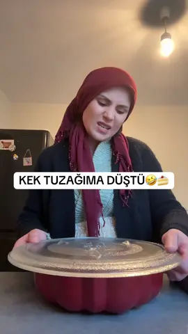 Keke dedim ki; merak etme bugün misafir yok, rahatça çık… Ama kalıptan çıkar çıkmaz karakter değiştirdim. Ev hali gitti, misafir modu aktif oldu 😅 Seni kandırdım kek, kusura bakma 😂🍰#öneal #kek #şaka #misafir #komik 