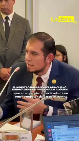 #Tendencia El ministro aclara que no tendría sentido presionar a alguien que en su propia renuncia admite no tener competencia para ese trámite. En comparecencia, Harold Burbano desmontó por completo la acusación opositora recordando que el propio funcionario implicado reconoció, por escrito, que no tenía competencia para levantar ninguna prohibición. “¿Para qué voy a ir a presionar a alguien que no puede hacer ese trámite?”, cuestionó, evidenciando la incoherencia del relato en su contra. El Ministro Burbano también recalcó que conoce perfectamente los procesos del Ministerio de Trabajo y que esta polémica “doméstica” solo busca distraer y frenar la gestión. Señaló que seguirá trabajando con claridad técnica y que las denuncias deben presentarse en las instancias correctas, no usarse como espectáculo político. @ladataec👈 #ladata #TendenciaPolítica #TrabajoEC #Fiscalización 