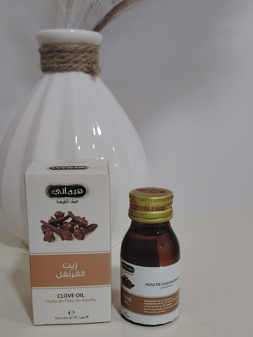 ⭐ أولاً: فوائد زيت القرنفل 1) تسكين الألم يُستخدم لتخفيف ألم الأسنان واللثة لأنه يحتوي على مادة الأوجينول التي تعمل كمخدر ومضاد للالتهابات. 2) مضاد للبكتيريا والفطريات يساعد في القضاء على بعض أنواع البكتيريا. مفيد في علاج الفطريات الجلدية والقدم. 3) تحسين الهضم يقلل من الغازات والانتفاخ. يساهم في تهدئة اضطرابات المعدة. 4) تعزيز صحة الجهاز التنفسي يساعد على تخفيف الكحة والبلغم. يفتح الشعب الهوائية في حالات البرد والإنفلونزا. 5) تحسين الدورة الدموية استخدامه موضعياً يساعد في تنشيط الدم ويخفف من آلام العضلات والمفاصل. 6) فوائد للبشرة يساعد على تهدئة الالتهابات والحبوب. مضاد للأكسدة ويجدد خلايا الجلد. 7) مقوٍّ للشعر يحفز نمو الشعر ويزيد من كثافته. يمنح الشعر رائحة جميلة ولمعاناً. --- ⭐ ثانياً: استخدامات زيت القرنفل 1) للأسنان واللثة يوضع مقدار قطرة واحدة فقط على قطنة ثم توضع على السن أو مكان الألم لبضع دقائق. > لا يُستخدم مباشرة على اللثة بكثرة لأنه قوي وقد يسبب تهيج. 2) للمساج وآلام العضلات يتم تخفيفه بزيت آخر مثل زيت جوز الهند أو الزيتون بنسبة: قطرة زيت قرنفل لكل 5–10 مل من الزيت الناقل. 3) للبشرة يخفف ويستخدم على الحبوب أو الالتهابات. لا يوضع مباشرة دون تخفيف لأنه مركز. 4) للشعر يُضاف بضع قطرات منه إلى زيت الشعر أو الشامبو. يدلك فروة الرأس لتحسين النمو. 5) للجهاز التنفسي يمكن وضع قطرات منه في بخار الاستنشاق لتخفيف الاحتقان. 6) للعطور والمنزل يدخل في تعطير الغرف وإزالة الروائح الكريهة. عطارية بركات الحسين ؏ 