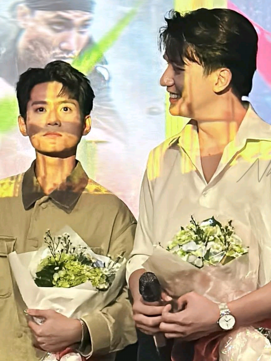 Mình xin phép ăn miếng to nha, suộc quá ngon 😭. Ê để ý thấy 2 anh nhà mình ngày càng giống nhau phải không ạ !!? 🫵 #donhathoang #dinhkhang #foryou #couple #xh 