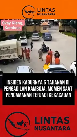 Viral di media sosial 😮‼️Insiden Kaburnya 6 Tahanan di Pengadilan Kamboja; Momen Saat Pengamanan Terjadi Kekacauan Insiden kaburnya enam tahanan terjadi di area Pengadilan Provinsi Svay Rieng, Kamboja, Selasa pagi (18/11/2025). Menurut rekaman kamera keamanan, seorang wanita terlihat berada di sekitar lokasi sebelum rombongan tahanan tiba. Tak lama setelah itu, terjadi kekacauan yang membuat para tahanan berhasil melarikan diri dari pengawasan petugas. Peristiwa ini kini dalam penanganan pihak berwenang setempat, dan proses pencarian para tahanan masih berlangsung. #breakingnews #internationalupdate #svayrieng #newsupdates #kamboja 