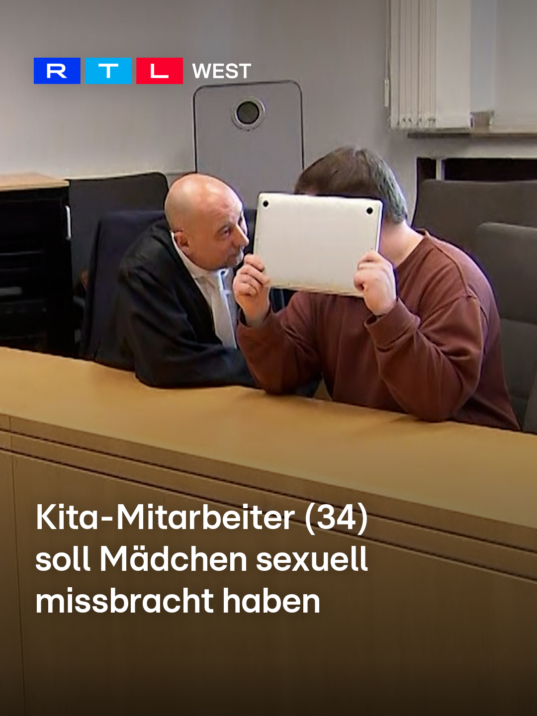 Seit Freitag (22.11.) steht ein 34-Jähriger vor dem Landgericht Essen. Er soll als Mitarbeiter in einem Kindergarten in Marl mehrfach Mädchen sexuell missbraucht haben. Teilweise soll er die Taten aufgenommen haben. Mehr dazu, im Video!