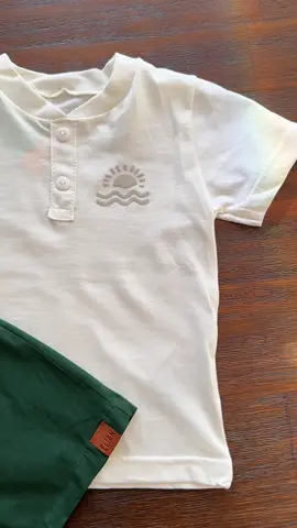 Conjunto infantil para os meninos de 01 ao 03 anos Aquele look cheio de charme para o Natal! 🎄 Camiseta off white + shorts verde: conforto, estilo e a combinação perfeita para os pequenos aproveitarem cada momento das festas. Disponível na Malu Kids 💚