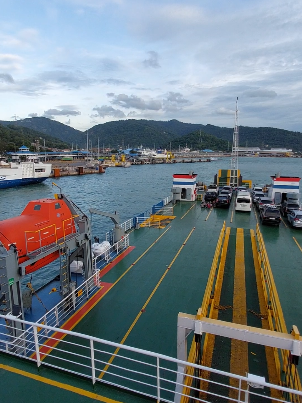 📍Pelabuhan Merak, Cilegon . . . . #pelabuhanmerak #kmpzoey  #fyppppppppppppppppppppppp #cintakutakterbataswaktu #pelaut 