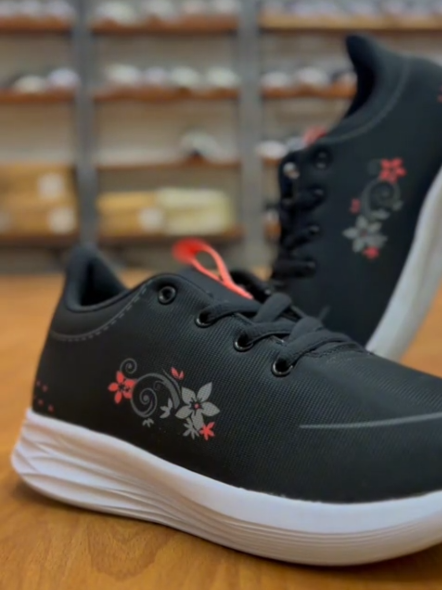 Model kece, motif cantik, Sneakers manis yang bikin outfit kamu jadi percaya diri. #tomkins #sepatuwanita #trendingvideo #sepatusekolah #sneakers 