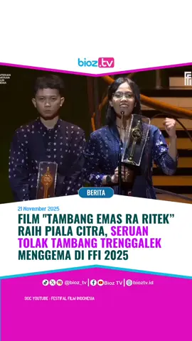 Isu penolakan tambang emas di Trenggalek kembali mencuri perhatian nasional. Namun kali ini gaungnya muncul dari panggung paling prestisius perfilman Indonesia, yakni Piala Citra Festival Film Indonesia (FFI) 2025. Film dokumenter berjudul “Tambang Emas Ra Ritek” berhasil meraih gelar Film Dokumenter Panjang Terbaik. Film ini membawa perjuangan warga Trenggalek tampil di panggung utama. Penghargaan tersebut diraih dalam Malam Anugerah FFI 2025 yang berlangsung di Teater Jakarta, Taman Ismail Marzuki, Kamis (20/11/2025) malam. Film garapan sutradara Alvina NA dan produser Wahyu AO ini merekam perjuangan nyata warga Trenggalek yang bertekad mempertahankan ruang hidup dari ancaman eksploitasi emas. Tambang Emas Ra Ritek tidak sekadar menyajikan dokumentasi visual. Film ini mengabadikan perlawanan masyarakat Trenggalek yang aktif menolak perusakan alam di wilayahnya. Kemenangan film tersebut otomatis mengangkat kembali isu lingkungan yang diperjuangkan warga ke hadapan publik nasional. Produser film, Wahyu AO, yang juga merupakan warga Trenggalek mengungkapkan rasa haru saat menerima penghargaan FFI pertama mereka. #tambangemasraritek #filmtambangemas #pemenangffi2025 #filmdokumenter #tambangemastrenggalek 