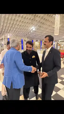 کراچی : 21/11/2025 پاکستان پیپلز پارٹی چیئرمین بلاول بھٹو زرداری صاحب کے پولیٹیکل سیکریٹری و ایم پی اے سٹی لاڑکانہ محترم جمیل احمد سومرو صاحب کی سوشل میڈیا بلاول ھائوس کے انچارج عثمان غازی کے بہائی کے شادی ولیمے میں شرکت کی اس موقع پر وقار علی بھٹو کاظم بھٹو شیرمحمد لغاری فیاض بھٹو بھی ھمراہ تھے@jameel soomro @Waqar Ali Bhutto492 