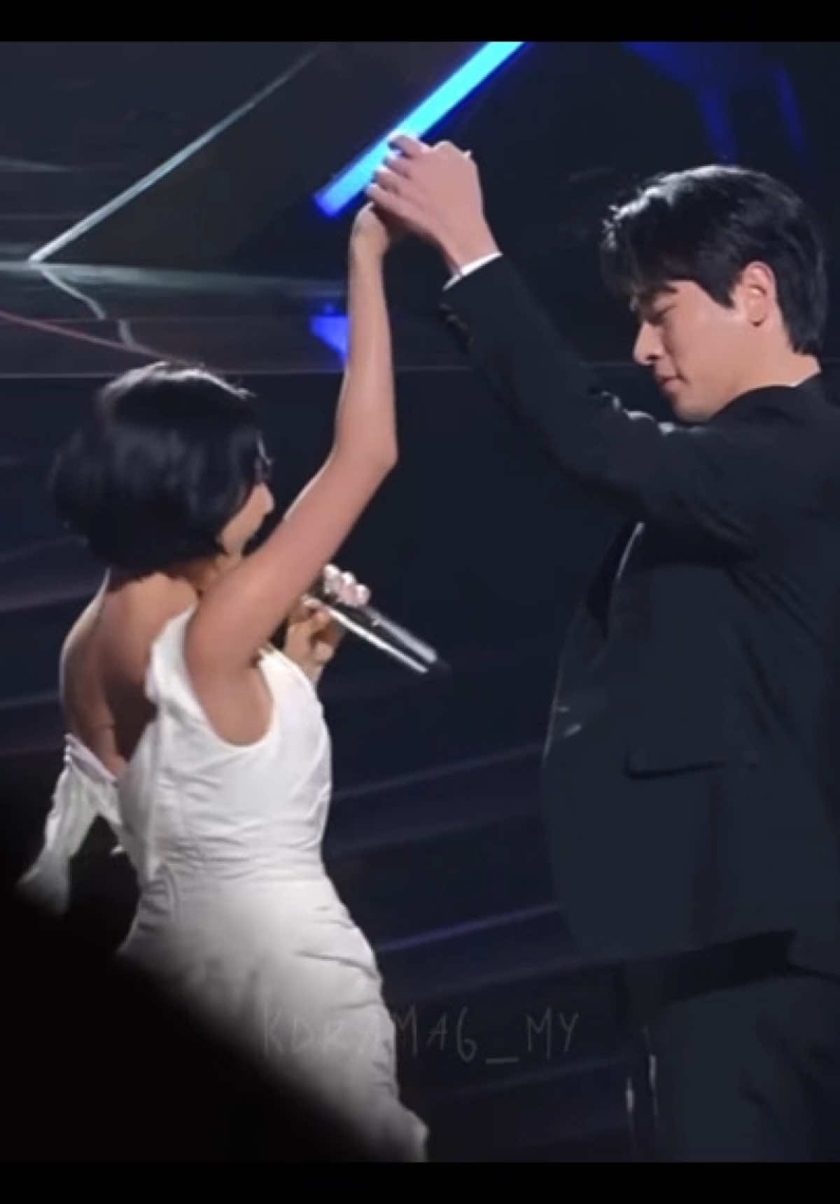 That bye bye at the end make me giggly in the middle of the night#parkjeongmin #hwasa #bluedragonseriesawards2025 #kdrama #fypシ 
