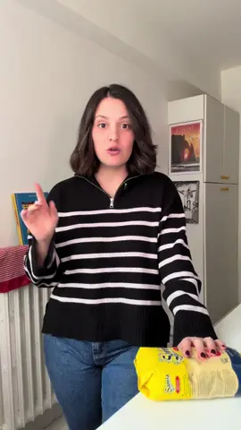 Voici ma nouvelle série : un jour un couscous On découvre les couscous que vous ne connaissez pas ! Aujourd’hui on cuisine le couscous blanc avec @Samia, une recette qu’on se transmet de mère en fille 👧   Recette : Pour 4 personnes Préparation : 45 minutes Cuisson : 1 h   2 oignons 4 cuisses de poulet 1 cuil. à café de cannelle 1 cuil. à café de curcuma ½ cuil. à café de gingembre 2 clous de girofle (facultatif) 300 g de couscous 1 petite tasse d’huile d’olive + pour cuisson 2 courgettes 2 navets 3 cuil. à soupe de pois chiche 25 g de beurre Huile d’olive Sel et poivre noir   Dans le premier compartiment du couscoussier, mettez les oignons pelés et grossièrement coupés pour les faire revenir dans de l’huile. Ajoutez ensuite le poulet et les épices, salez et poivrez et mélangez avant de faire revenir environ 15 minutes à feu très doux. Placez sur le compartiment du dessus le couscous travaillé avec l’huile d’olive et l’eau. Puis couvrez le poulet à hauteur d’eau chaude et laissez cuire à feu doux pendant 20 minutes. Retirez le couscous et retravaillez-le une fois encore avec l’eau. Ajoutez les légumes lavés et coupés et les pois chiches dans la sauce et remettez le couscous dans son compartiment. Mettez le tout à cuire 20 minutes à feu doux. ( vous pouvez faire cuire le couscous une troisième fois si vous voulez un grain bien tendre, donc on reprend la manœuvre on met un peu d’eau on travaille avec les mains et on fait cuire au couscoussier) Lorsque le couscous est prêt, ajoutez le beurre sur les grains et mélangez. Vous pouvez servir votre couscous avec la sauce, les légumes et le poulet dessus. #RecetteDeFamille #samia