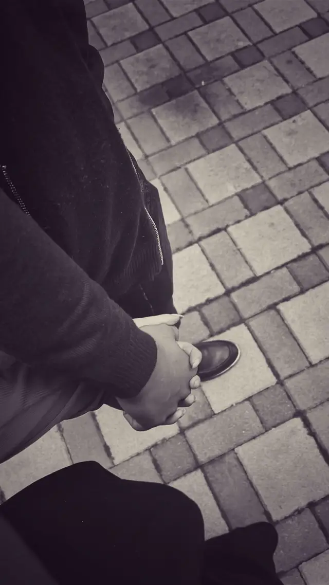 Bəzən insan anlayır ki, bəzi hekayələr nə qədər dirənsən də, nə qədər tutub saxlamağa çalışsan da, artıq davam edə bilmir. Mən də bunu sonda dərk etdim. Biz dəfələrlə küsüb barışdıq, neçə dəfə qırılıb yenə bir-birimizi yolun ortasında tapdıq… amma hər dəfə geri qayıdanda içimdə bir şey əvvəlkindən bir az daha ölürdü. Hər barışığımız sanki bir az daha uzaqlaşdırırdı bizi. Mən çox düşündüm… niyə bu qədər dözdük? Niyə bu qədər qaldıq? Bəlkə də ikimiz də bir-birimizi itirməkdən qorxduğumuz üçün, bəlkə də tək qalmamaq üçün… ya da sadəcə vərdişin içində itmişdik. Amma sonda anladım ki, bəzən insan sevdiyi üçün yox, artıq daha çox yara aldığı üçün gedir. Heç kimə kinim yoxdur. Sənin də günahın yoxdur, mənim də. Sadəcə yolumuz bizi eyni yerə aparmırdı artıq. Biz bir-birimiz üçün çox şey olduq — dərs olduq, yara olduq, güc olduq, amma sonda yol olmadıq. Bilirəm ki, sağalacam. Bilirəm ki, bu ağrı da gedəcək. Amma bugün… bugün bir az yanım, bir az kövrəlməyim normaldır. Çünki bu, sadəcə bir ayrılıq deyil — uzun müddət içimdə saxladığım bütün ümidlərin sakitcə sönməsidir.