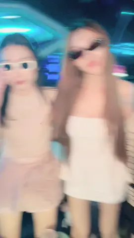 รักกกก🥰 คนหนึ่งไม่ไหว ง่วง เหนื่อย แต่ไอ้เราก็ยังไฮ ไม่อยากกลับ🤣 เพื่อนก็ตามใจ ยอมอยู่ต่อเป็นเพื่อน นอนรอในKTV รอกลับบ้านพร้อมกัน  #friend #sister #ktv #คนไทยในมาเลเชีย🇹🇭🇲🇾 