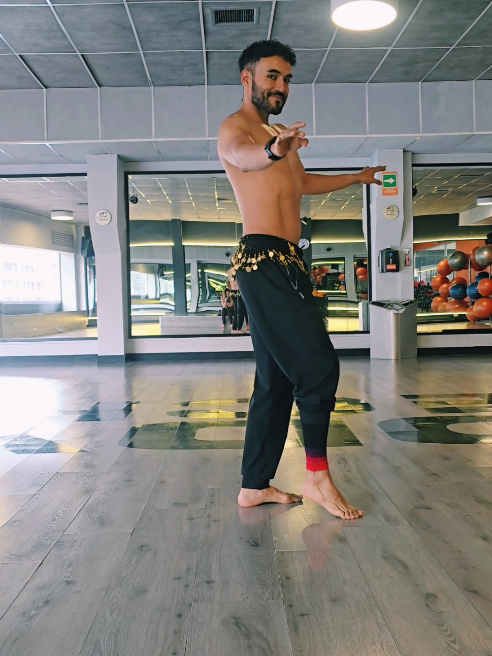 La magia comienza en el movimiento… ¿Qué fue lo primero que te hizo enamorarte de la danza? 💫 Déjamelo en los comentarios y comparte este video con alguien que también vibra con la música árabe. #danzaarabebogota #raqssharki #bellydancebogota #bellydancecolombia #danzaarabecolombia 