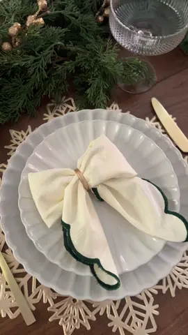 Bow napkin fold✨ . . . . . #napkinfolding #tipsandtricks #howtofold #christmas #christmashosting        