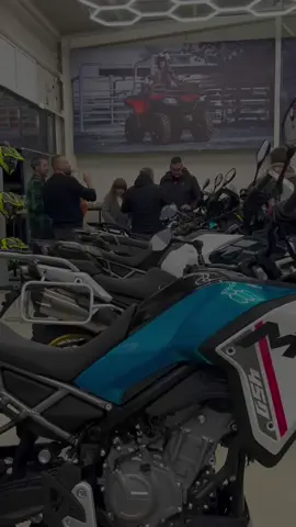 Am deschis showroomul din Suceava și l-am gândit ca pe un spațiu în care pasiunea e la ea acasă. 🏍️ De la primele cadre și până la motoarele turate, e vorba despre oameni, emoții și experiență! Aici nu vindem produse, oferim acea stare, energie, un pic de evadare din cotidian.✨ ATVRom Suceava, acum mai aproape de tine, mai aproape de ce contează!🧡 #atvromsuceava #atvrom #datecunoi #aventura #motociclete   