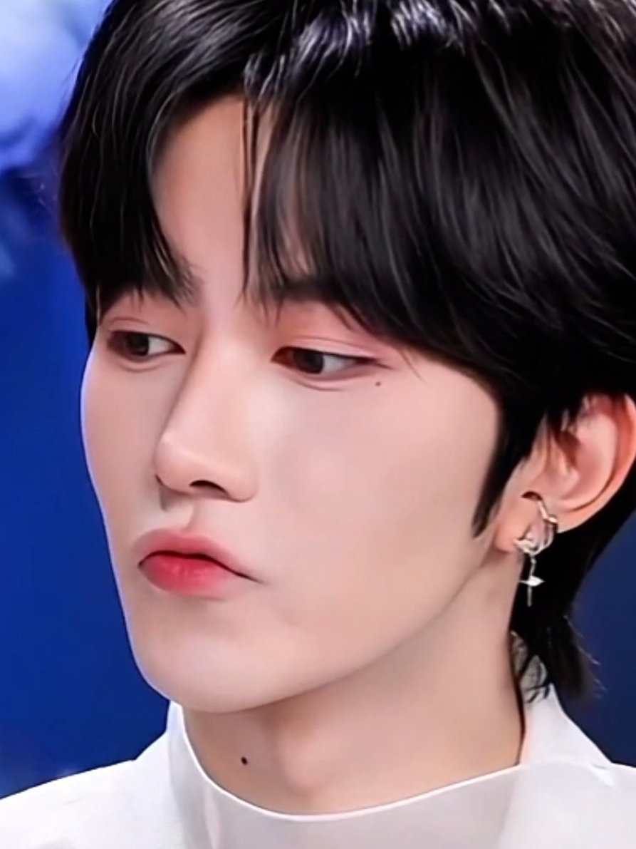 ปากเป็ดนี่น่ารักมาก... แค่ดูหน้าตอนกำลังคิดก็เพลินละ ขยับหน้าหลากหลายมาก 🤣 #eliothuang #huangxing #xingxing #desire4 #abodesire 